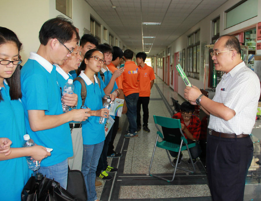 观摩台湾建国科技大学师生自主研发的LED屏魔术棒.jpg